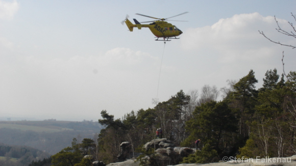 Rettungshubschrauber über dem Rauenstein