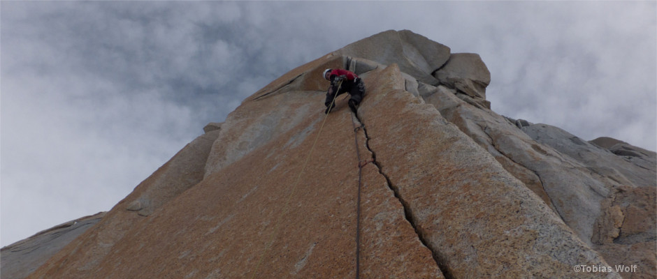 Tobias Wolf klettert in Patagonien die Route Pillar Rojo