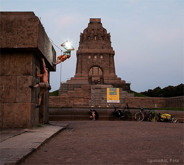 Boulderer vor dem Völkerschlachtdenkmal