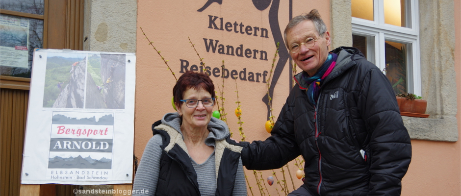 Christine und Bernd Arnold vor ihrem Hohnsteiner Klettergeschäft