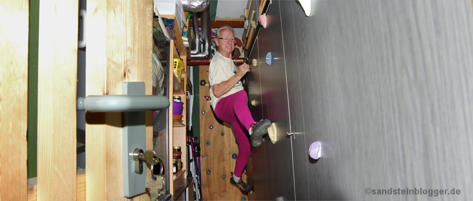 Peter Hähnel klettert in seinem Keller an einer Schrankwand