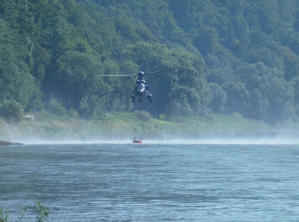 Hubschrauber nimmt Wasser auf