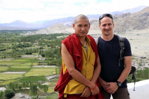 Markus Walter mit Mönch in Ladakh