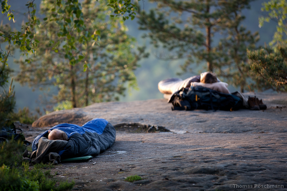 Rast auf Felsplateau zum Sonnenaufgang.