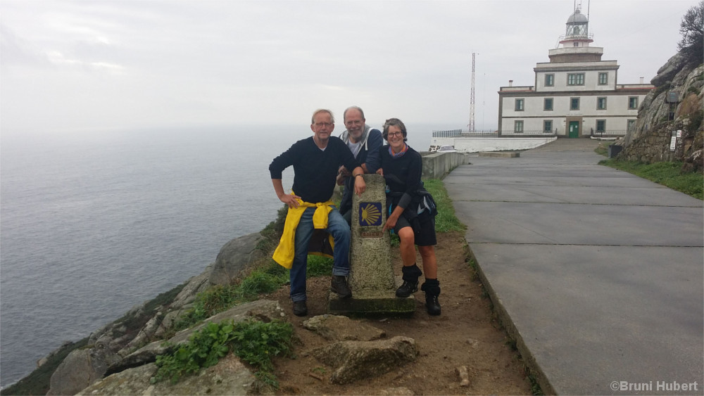 Bruni mit zwei Weggefährten am Kap Finisterre