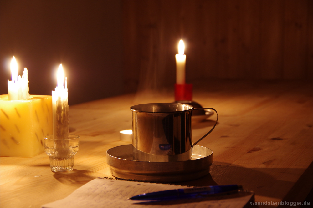 Brennende Kerzen, dampfende Teetasse, Wunschzettel