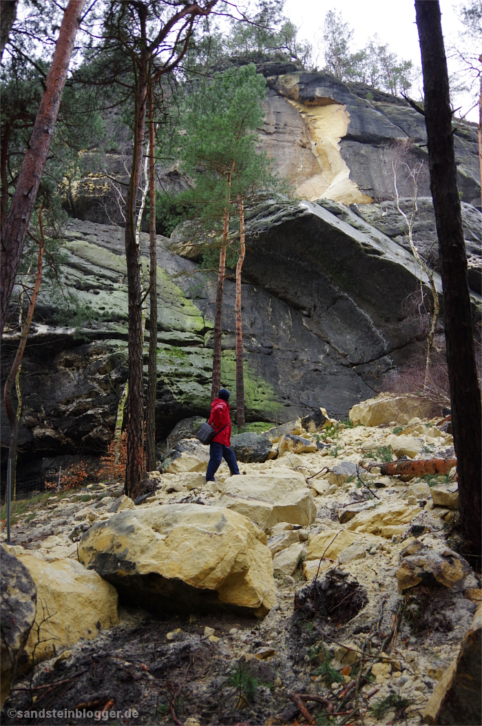 Schuttberge, Felsbrocken und Sand