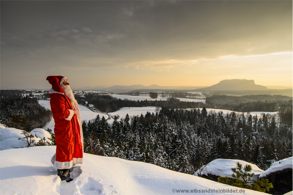 Weighnachtsmann im Schnee