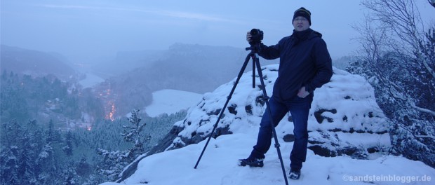 Fotograf Rico mit Kamera und Stativ auf dem Gamrig