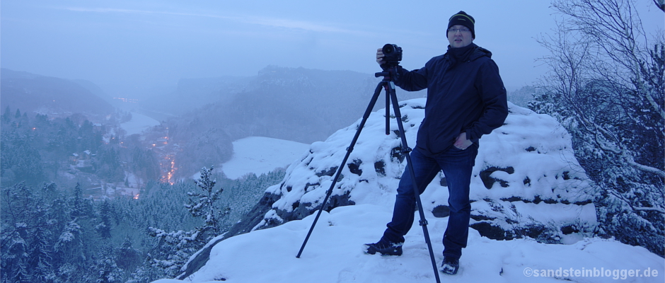 Fotograf Rico mit Kamera und Stativ auf dem Gamrig