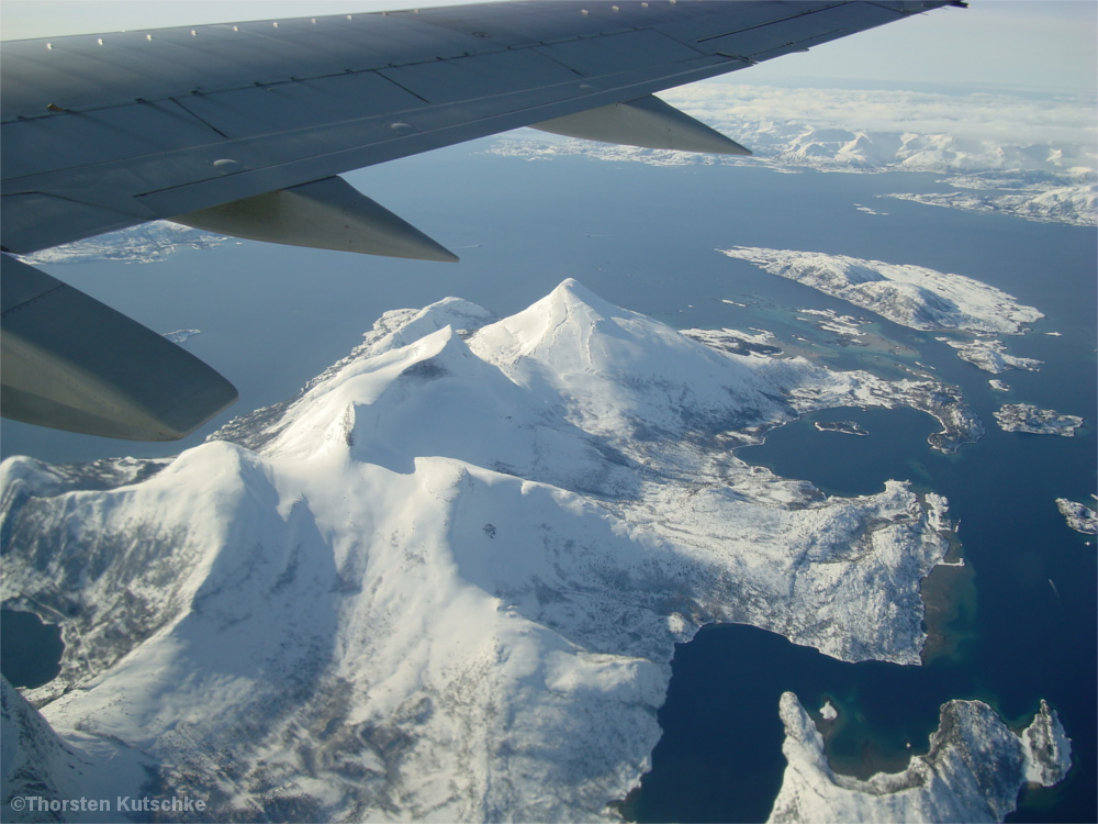 Blick aus dem Flugzeug auf die winterlichen Lofoten