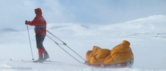 Skifahrer mit Pulka in Nordschweden