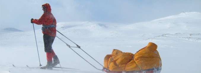 Skifahrer mit Pulka in Nordschweden