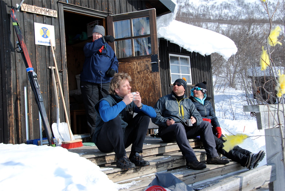 Teepause vor der Hütte