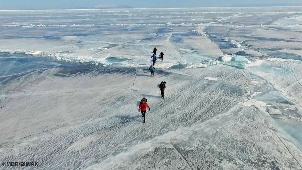 Das Kamerateam des MDR Biwak auf dem zugefrorenen Baikalsee
