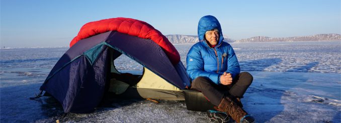 Thorsten Kutschke vor seinem Zelt auf dem Baikalsee