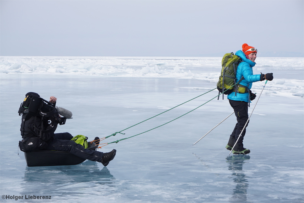 Eisschnelllauf-Olympiasiegerin Andrea Ehrig zieht Götz Walter in einem russischen Pulka übers Eis.
