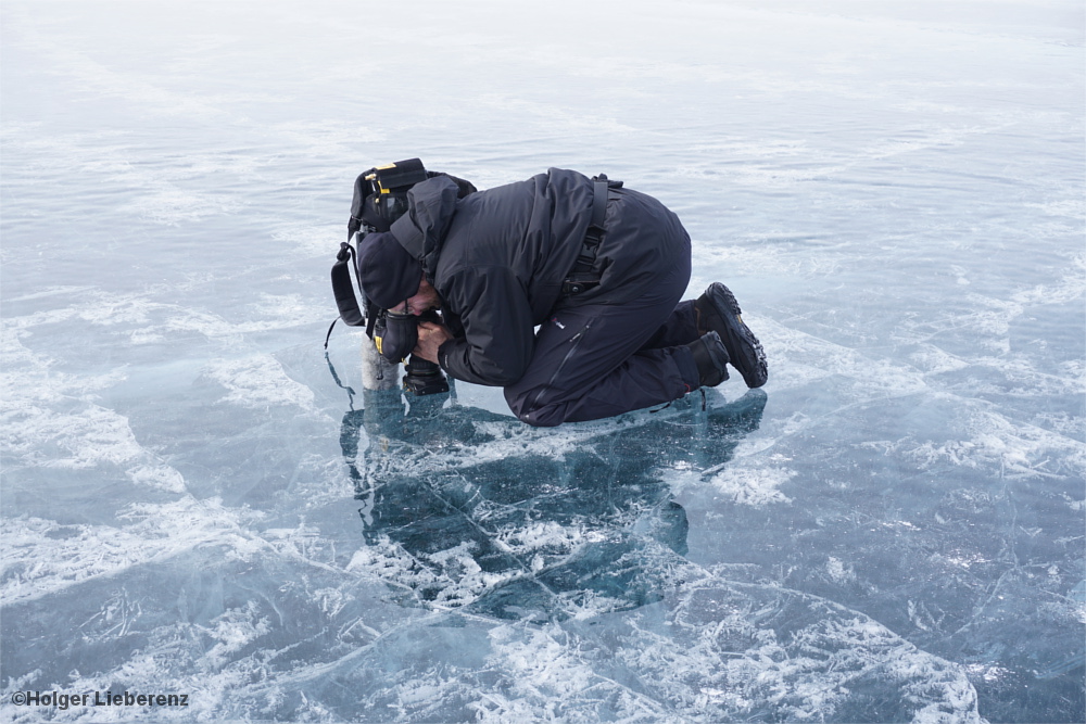 Kameramann filmt durchs Eis in die Tiefen des Sees