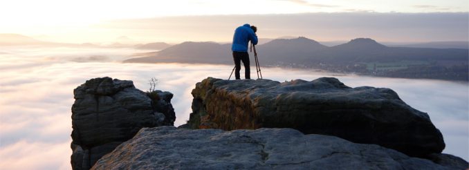 Fotograf auf dem Lilienstein, über den Nebelfeldern