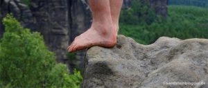 Füße an einer Felskante