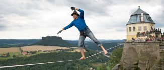 Heinz Zak spaziert auf der Festung Königstein auf einer Highline über den Abgrund