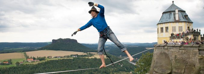 Heinz Zak spaziert auf der Festung Königstein auf einer Highline über den Abgrund