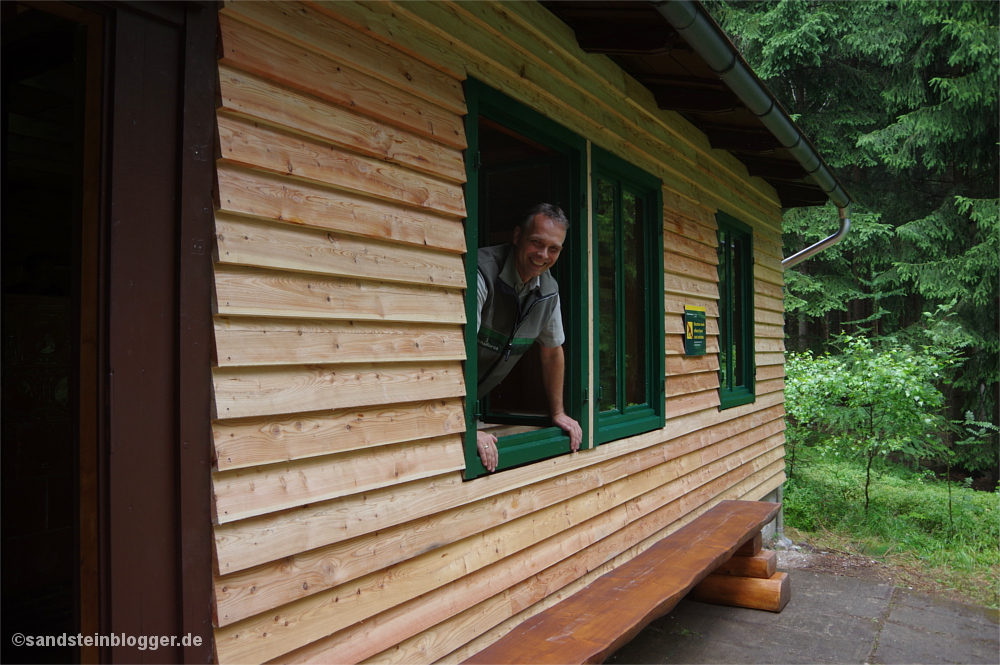 Forstbezirkschef Uwe Borrmeister am Fenster der Rotsteinhütte