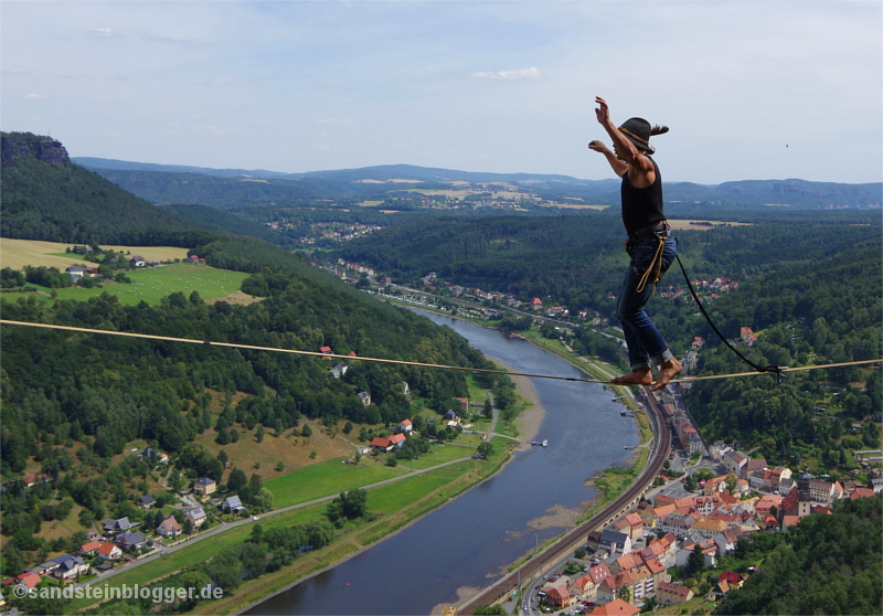 Heinz Zak auf der Highline, im Hintergrund das Elbtal und die Dächer von Königstein