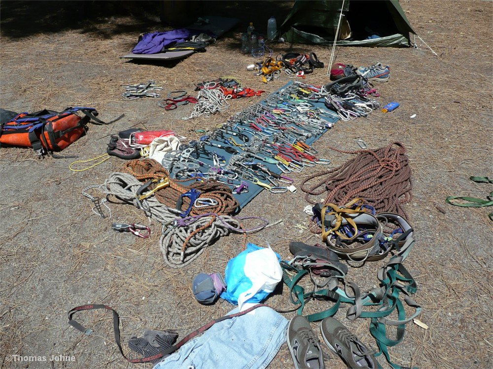 Kletterkarabiner und Schlingen