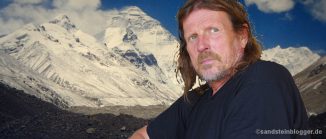 Der Dresdner Alpinist Götz Wiegand vor dem Mount Everest
