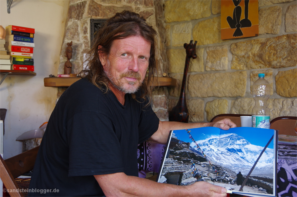 Götz mit einem Bild vom Everest