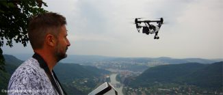 Stephan startet seinen Quadrocopter in der Nähe von Usti