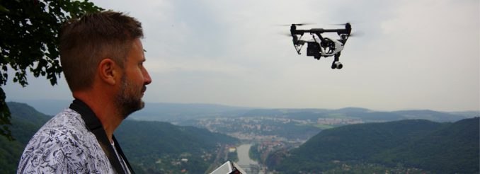 Stephan startet seinen Quadrocopter in der Nähe von Usti