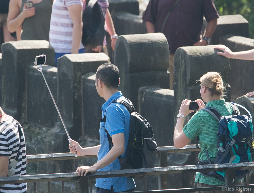 Tourist mit Selfie-Stick auf der Basteibrücke