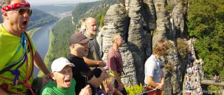 Chormitglieder der Bergfinken auf dem Neurathener Felsentor