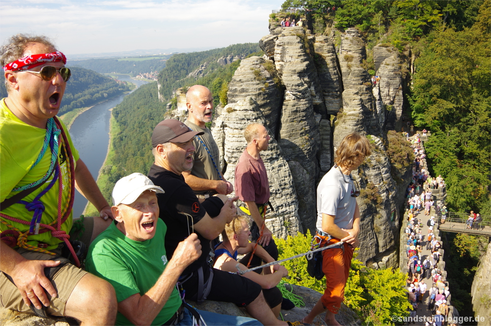 Chormitglieder singen