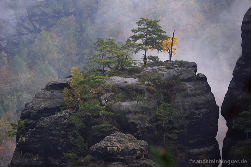 Nebel hinter einer Felsgruppe