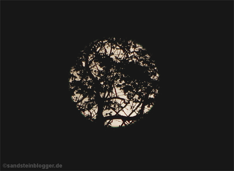 Vollmond mit Schattenspiel