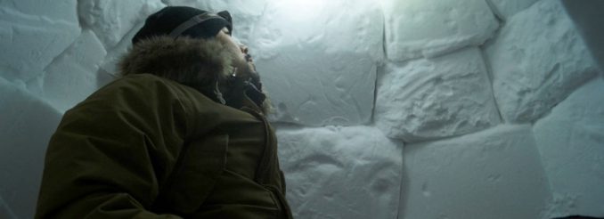 So machen es die Grönländer Mann im Iglu