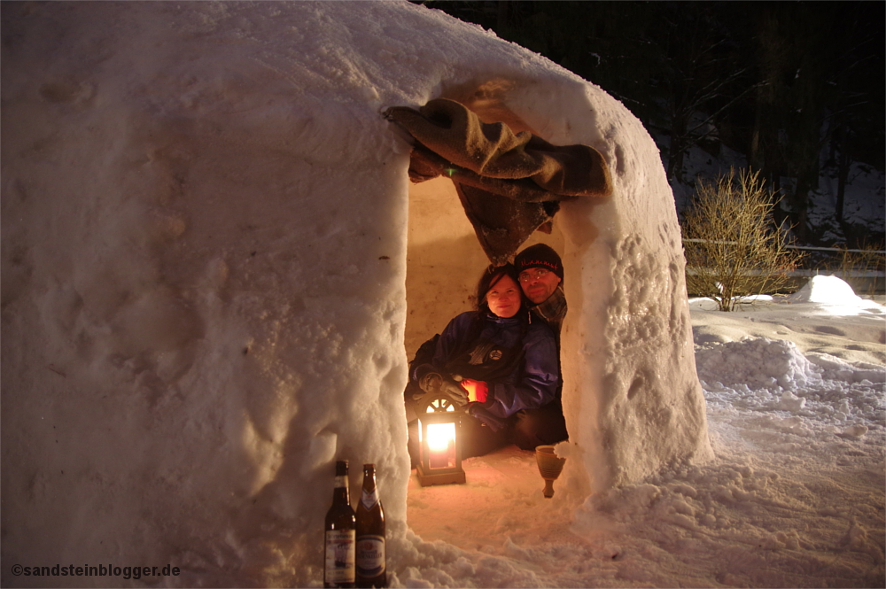 Die beiden Baumeister im fertigen Iglu