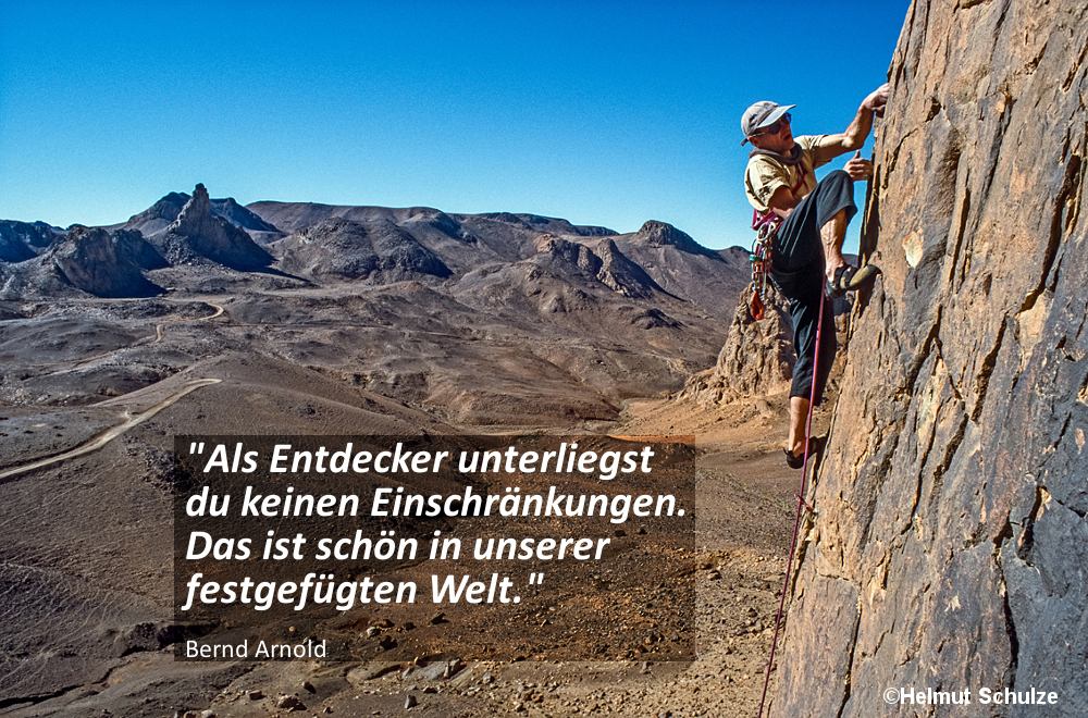 Kletterer vor Wüstenlandschaft, Hogargebirge in der Zentralsahara, Bernd Arnold