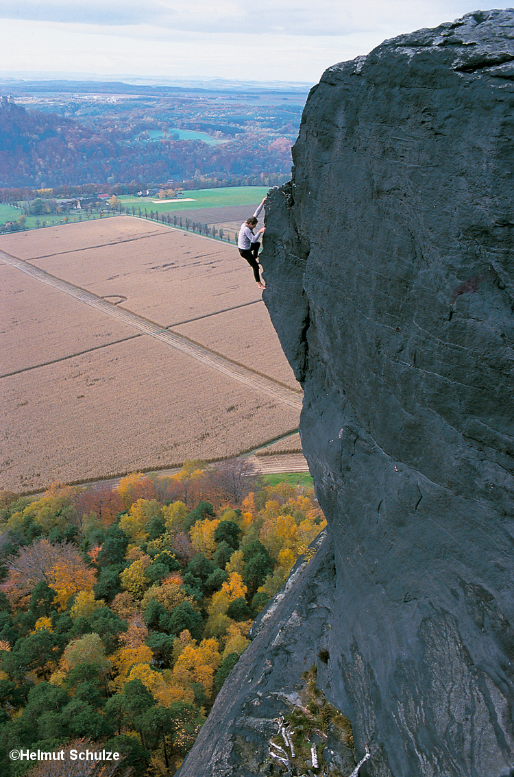 Mann klettert ungesichert am Lilienstein, Bernd Arnold