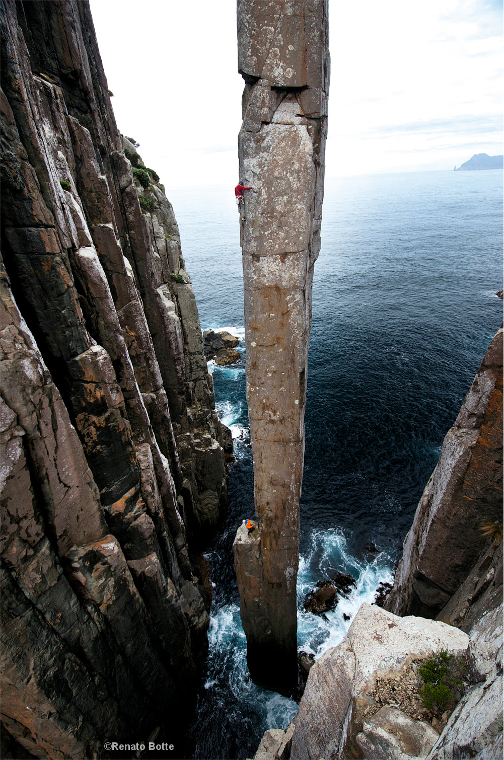 Felsnadel vor der Küste Tasmaniens, Totem Pole, Kletterer