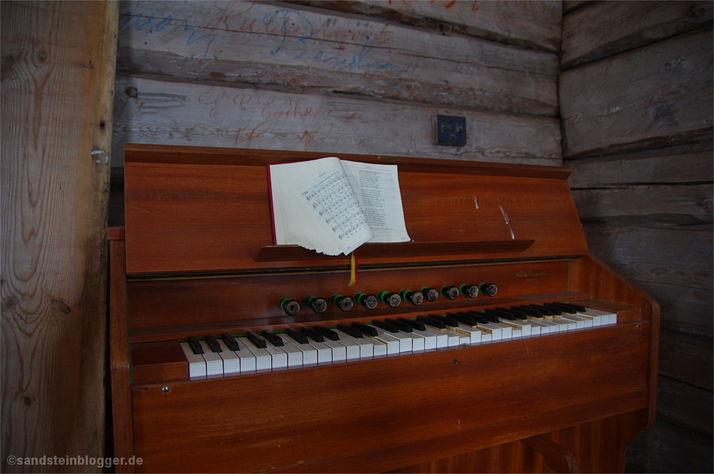 Orgel mit Notenbuch