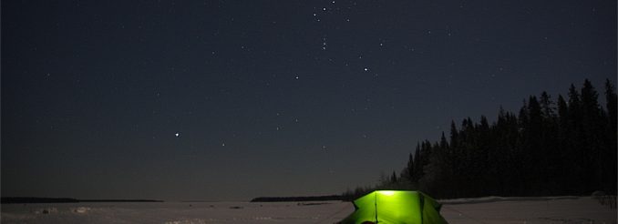 An der Ostküste von Hindersön Zelt im Schnee, Nachthimmel