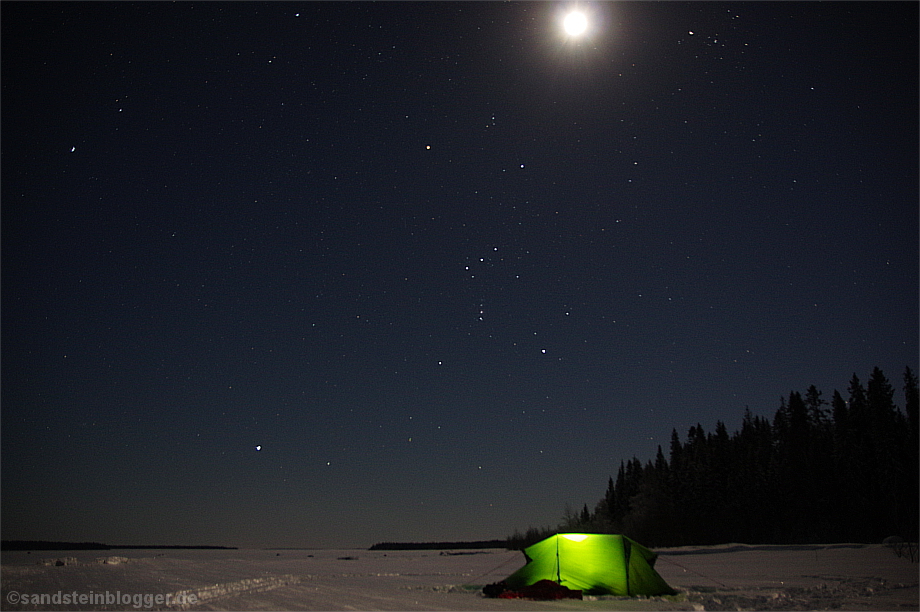 Einsames Zelt in der Winternacht