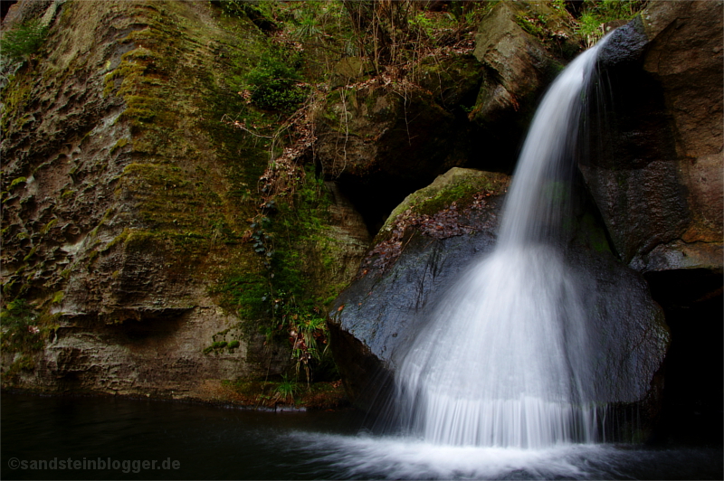 Wasserfall zwischen Felsen