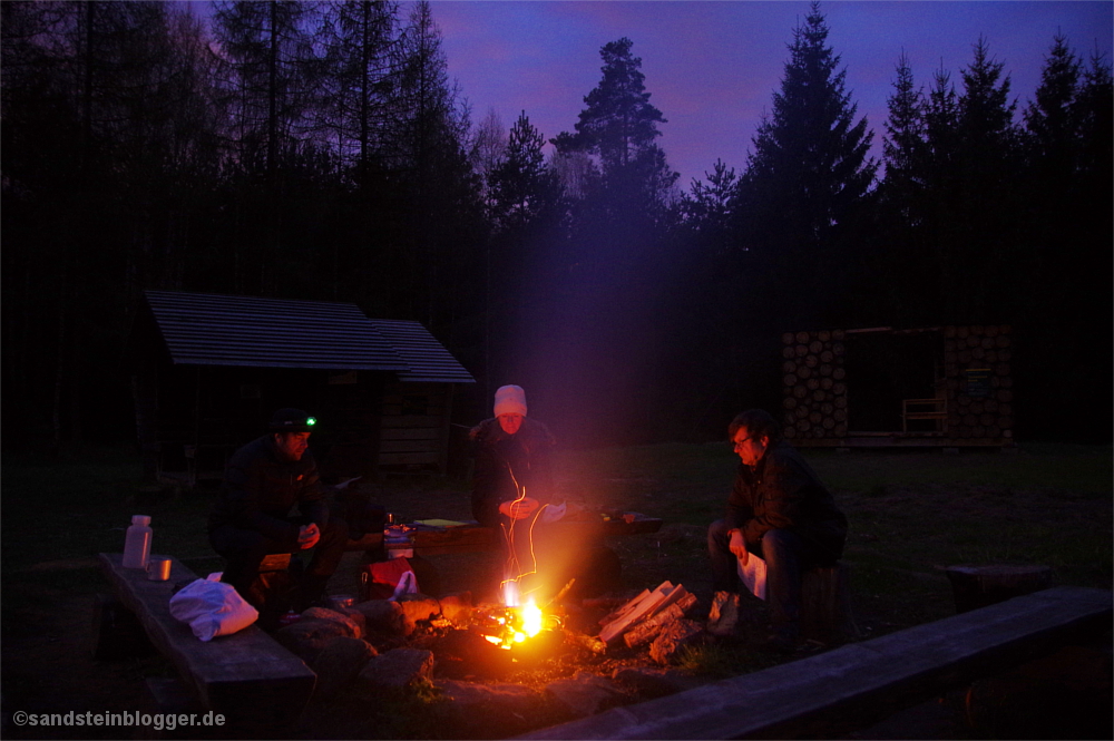 Drei Wanderer am Lagerfeuer, Abendstimmung