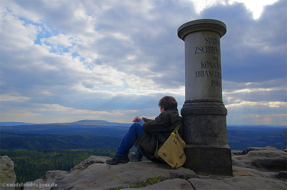 Auf der Aussicht des Großen Zschirnsteins, Mann blickt in die Ferne