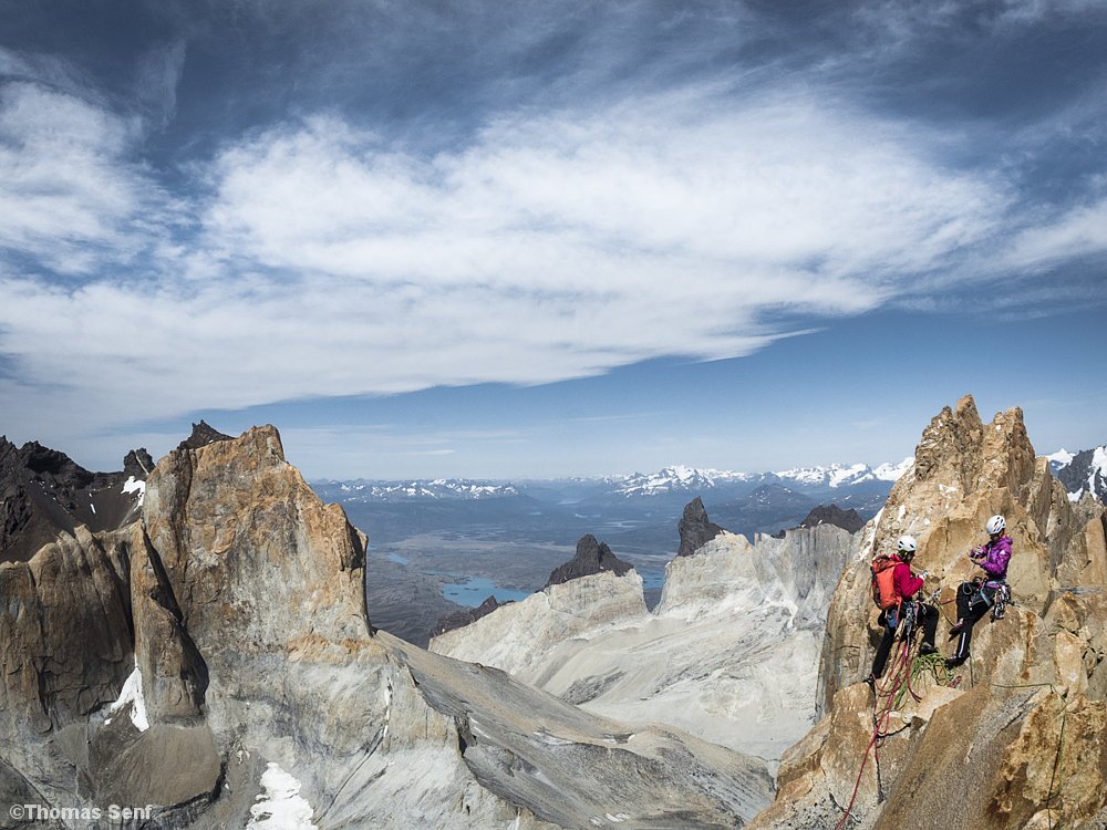 Berglandschaft Patagonien, zwei Frauen auf dem Gipfel des Torre Central